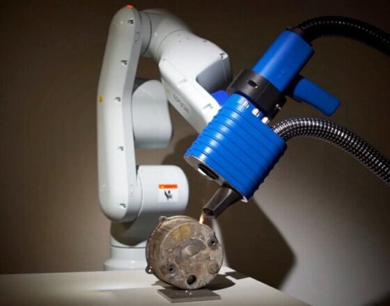 Robotický čisticí laser