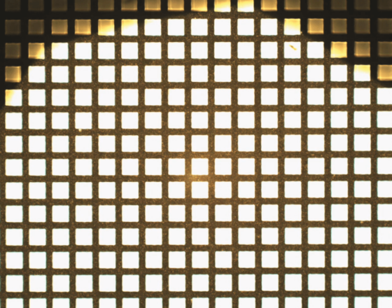 Mikrovrtání polymeru laserem