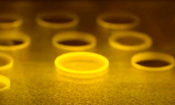 Laserové vrtání skla