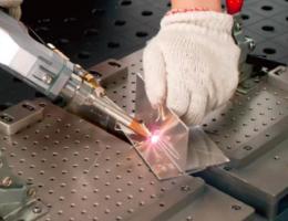 Ruční laserové svařování hliníkového plátu