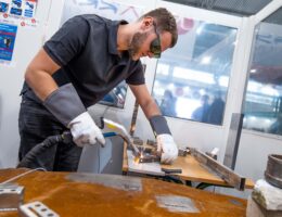 Ruční laserové svařování nerezi pulzní laserovou svářečkou