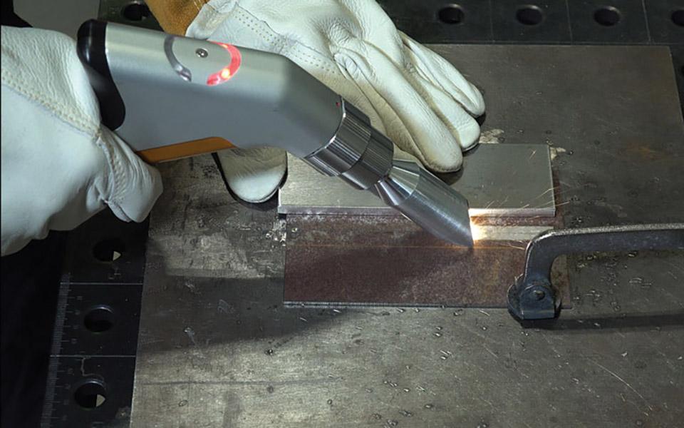 Laserová svářečka s modulem pro laserové čištění
