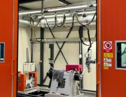 6kW vláknový laser vybaveným dvěma optickými výstupy