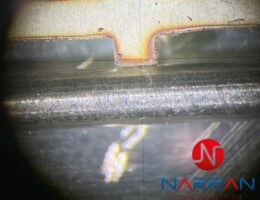 Detailní pohled na laserový svar mezi kulatinou a anténou z nerezové oceli.